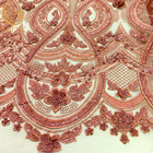 Le rose 3D de broderie a perlé la dentelle de paillette de tissu pour des femmes s'habillent