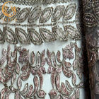 La broderie adaptée aux besoins du client d'or lacent le tissu décoratif perlé fait main de dentelle