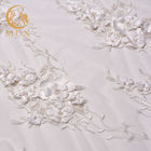 Largeur blanche du polyester 135cm des tissus 20% de dentelle de fleurs élégantes pour des robes de mariage