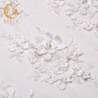 Le beau tissu floral blanc de la dentelle 3D a perlé le polyester soluble dans l'eau