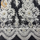 Dentelle brodée perlée de luxe de tissus blancs de dentelle de polyester de 1 yard 20% pour la robe